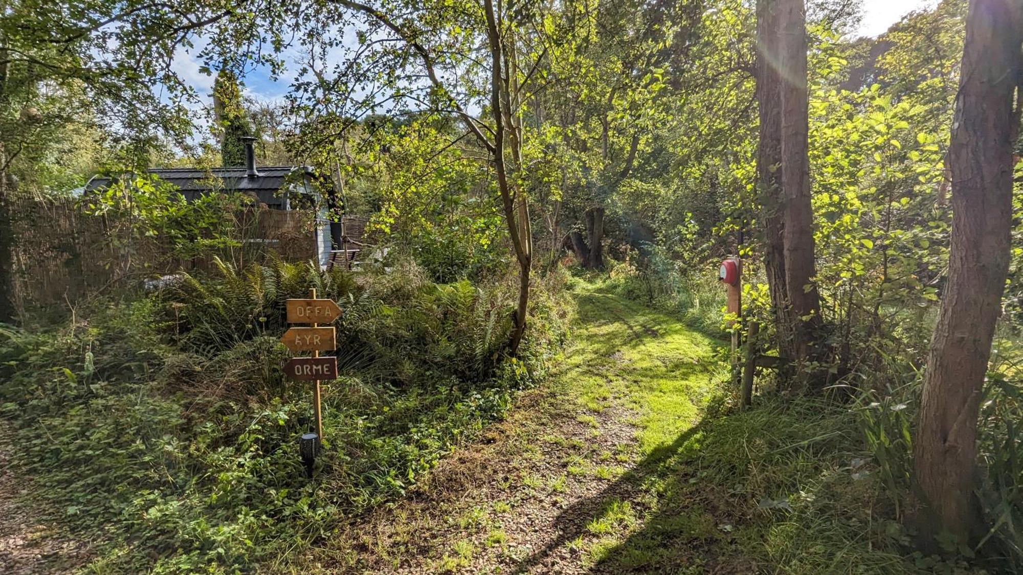 Emlyn'S Coppice - Luxury Woodland Glamping Villa Holywell  Exterior photo
